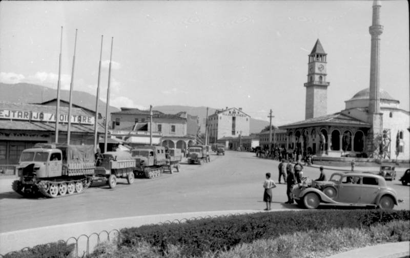 German forces occupying Tirana, September 1944 (Bundesarchiv, Bild 101I-049-1605-30A via Wikimedia Commons).