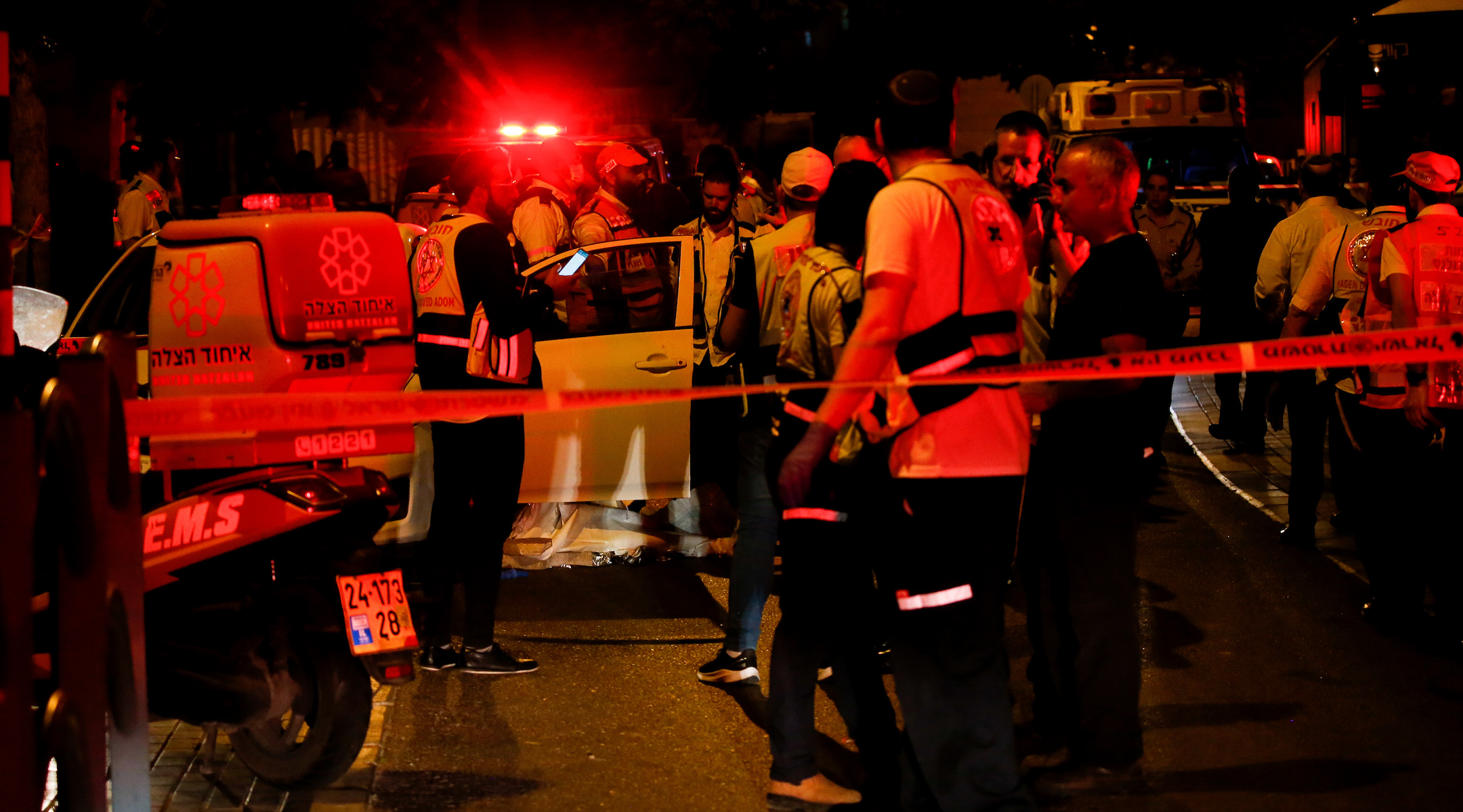 Israeli security and rescue personnel work at the scene of a terror attack in Elad, May 5, 2022. (Jamal Awad/Flash90)