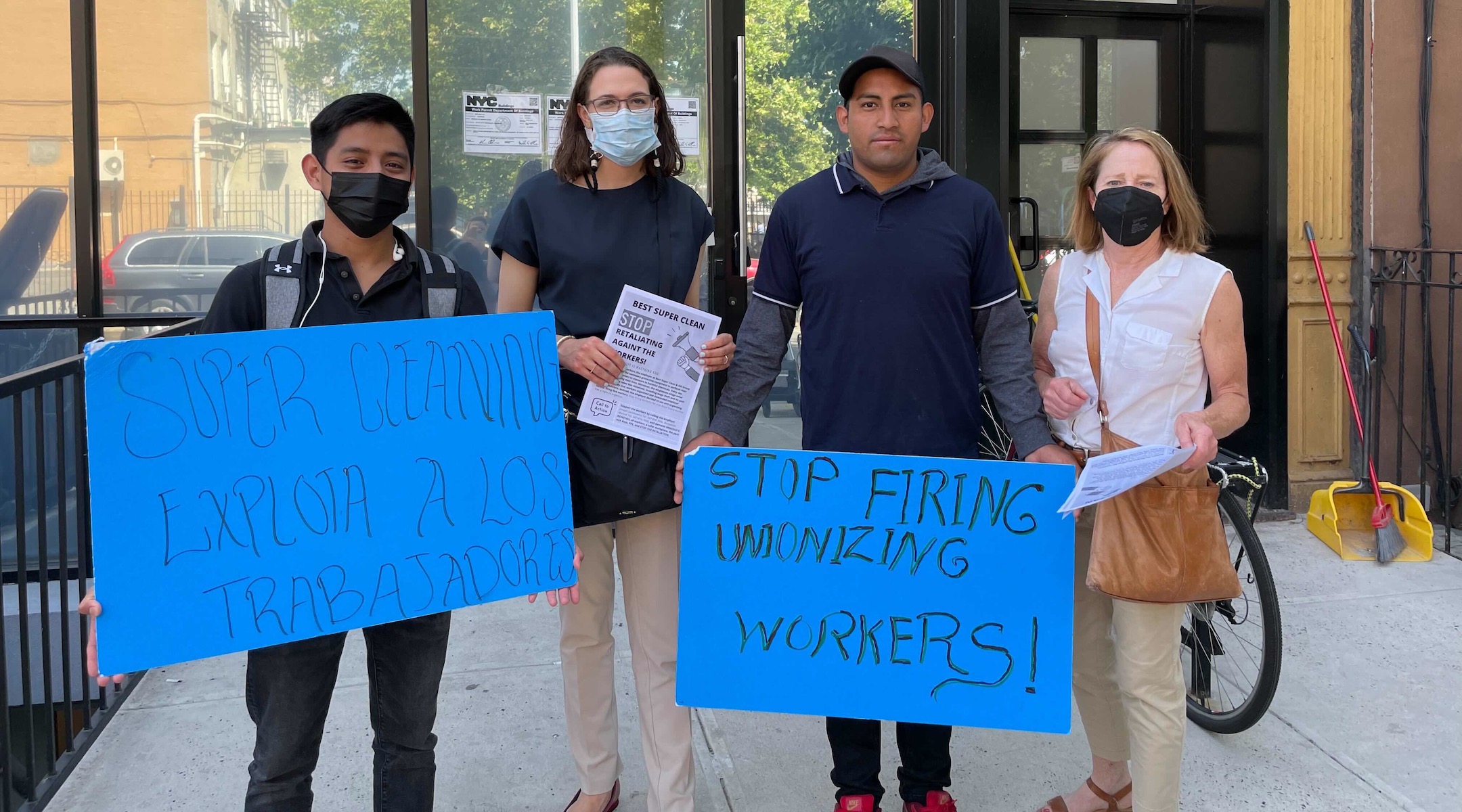 While delegates from each group met with management inside during an impromptu meeting, other members from each group held signs and passed out fliers to passerbys in the neighborhood. (JFREJ)