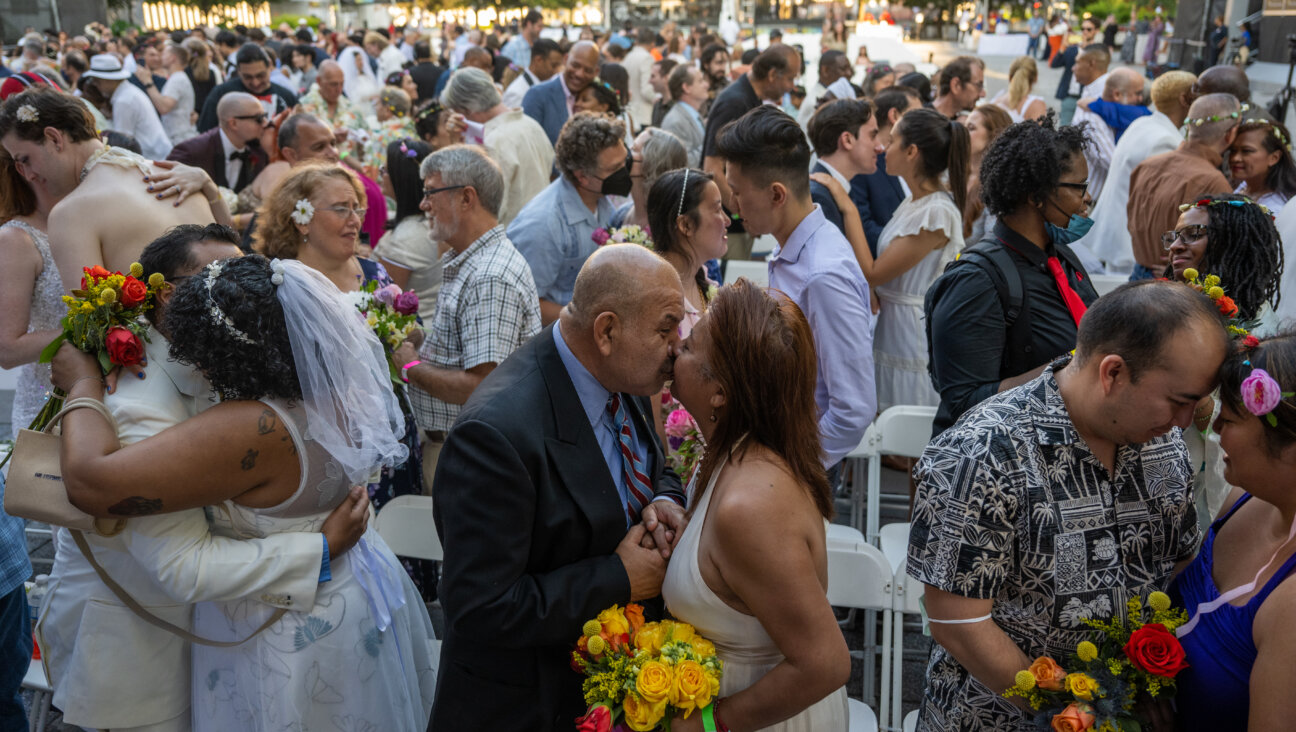 Couples seal their marriage with a kiss during the (Re)Wedding.