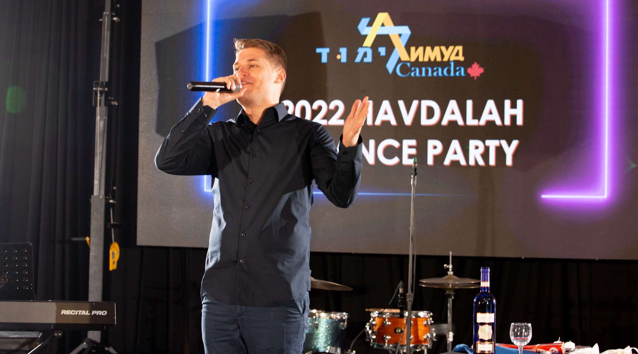 Artist Dan Petrenko at a Havdalah ceremony at Limmud FSU Canada’s Niagara Falls festival, June 25, 2022. (Alexei Malakhov)