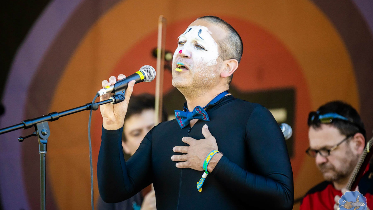 Cherkasskiy performed at the 2022 JetLAG festival dressed as a mime, with his lips painted blue and yellow in homage to the Ukrainian flag.