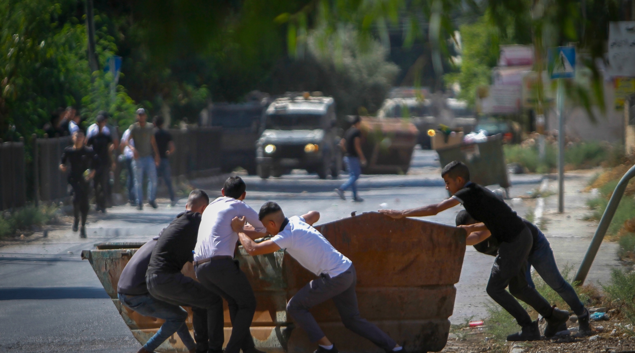 Palestinians clash with Israeli security forces following the arrest of armed members by Israeli forces, in the West Bank city of Jenin, Sept. 28, 2022. (Nasser Ishtayeh/Flash90)