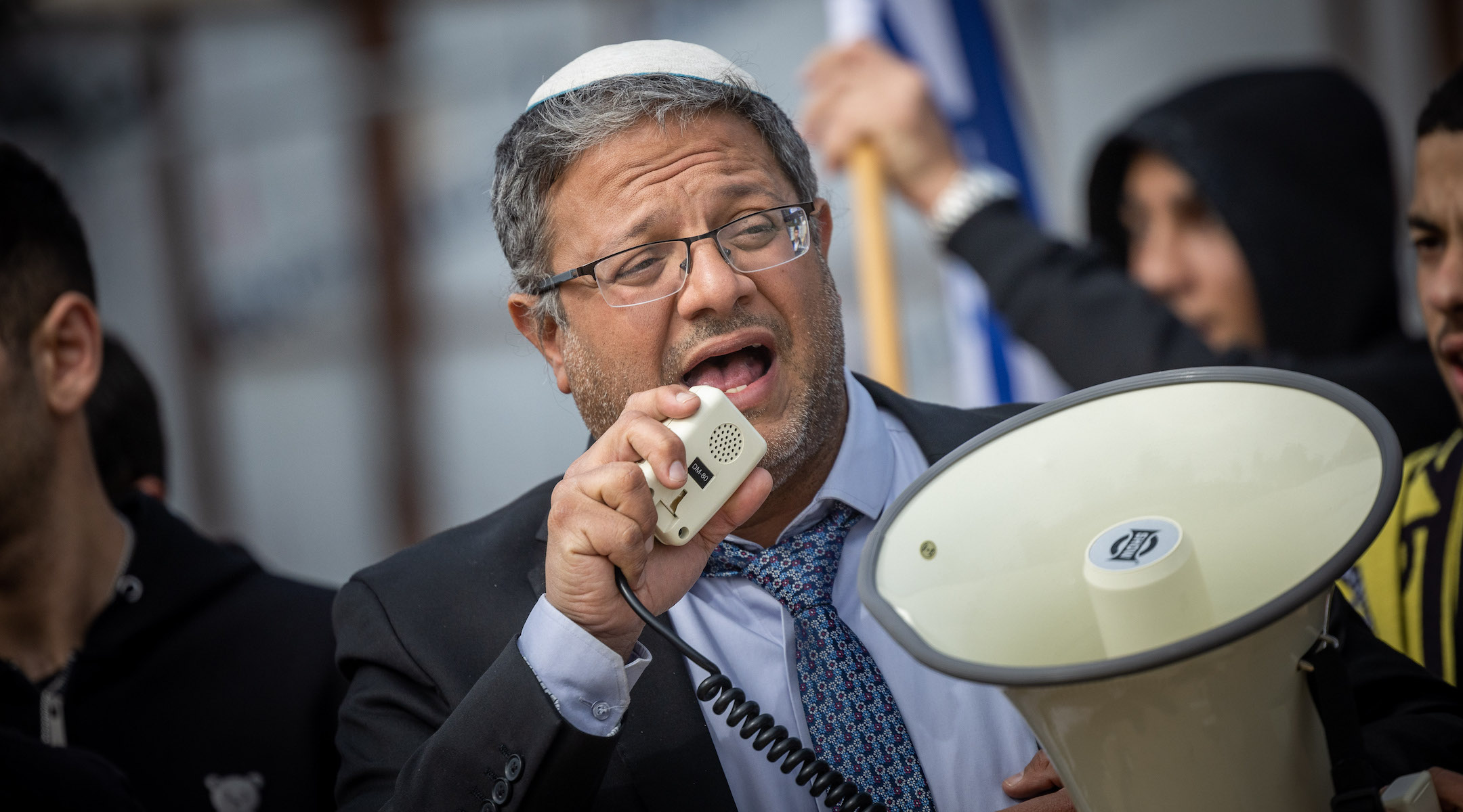 Itamar Ben-Gvir and right-wing activists protest against a meeting with bereaved Palestinian families outside the Rene Kasen high school in Jerusalem, March 29, 2022. (Yonatan Sindel/Flash90)