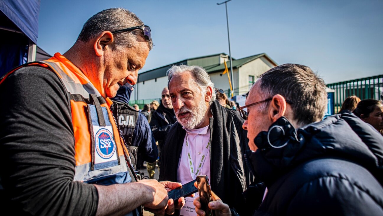 The president and CEO of the Jewish Federations of North America, Eric Fingerhut, center, visits the Polish-Ukrainian border. (Eyal Warshavsky / JFNA)