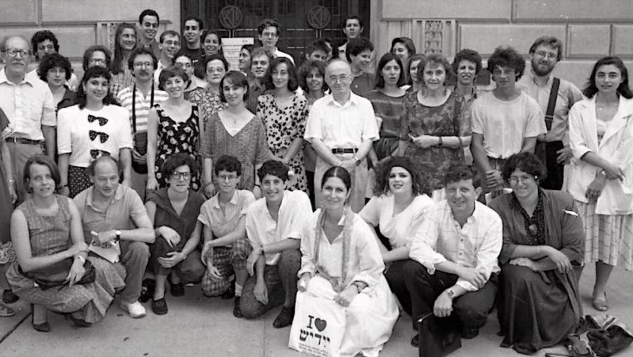 Students of the intensive YIVO Yiddish summer program was hosted by Columbia University during the 1960s and 70s. Mordkhe Schaechter is in the center, wearing a white shirt.