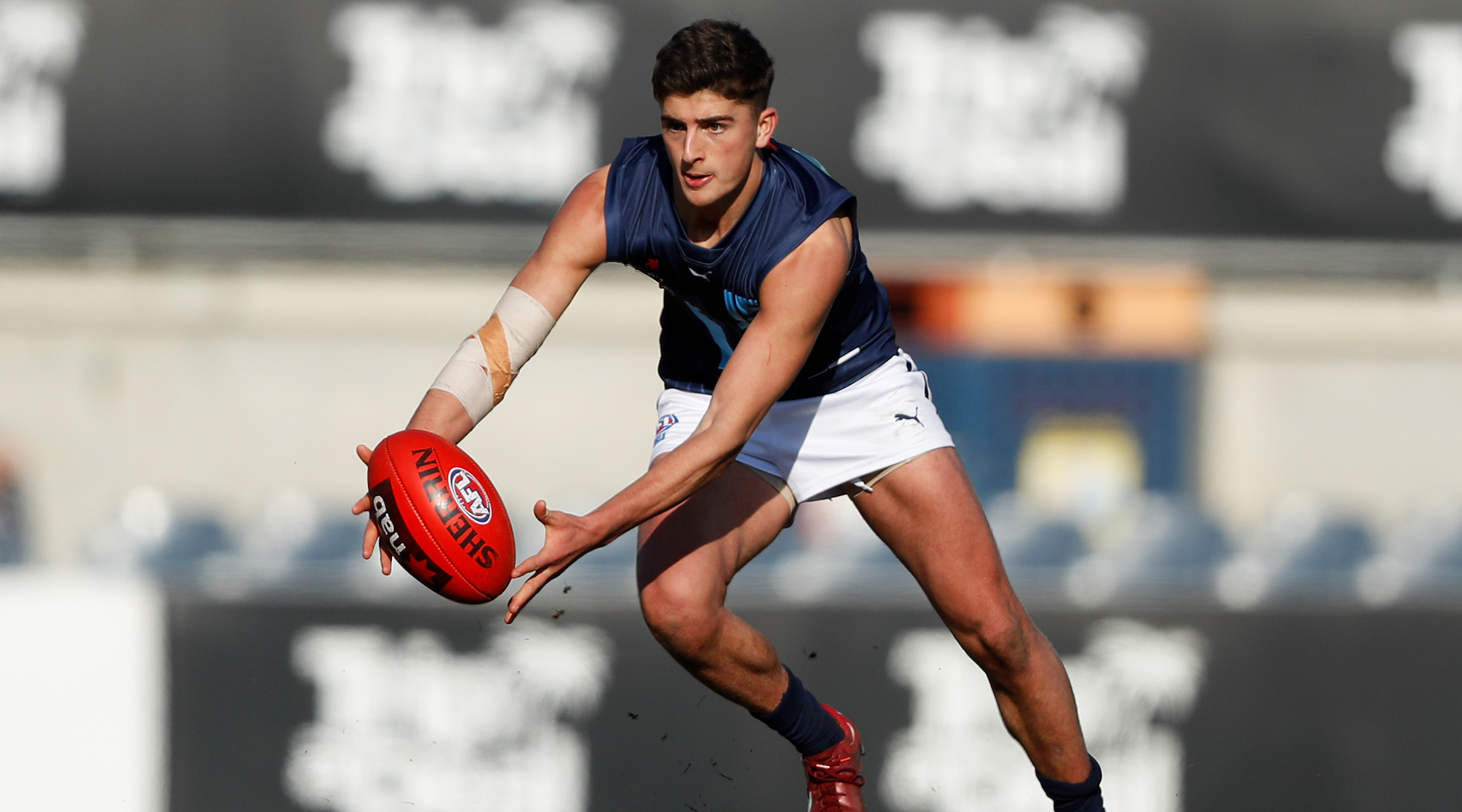 Harry Sheezel in action during the 2022 NAB AFL National Championships in Melbourne, Australia, July 2, 2022. (Dylan Burns/AFL Photos)