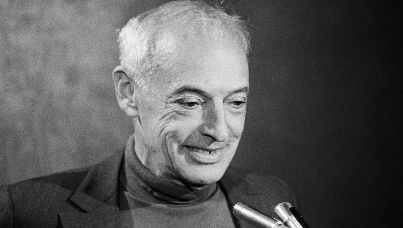 Saul Bellow talks to reporters about being awarded the 1976 Nobel Prize in Literature.