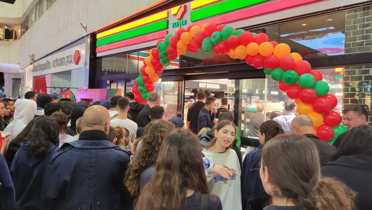 Israelis crowd outside the country’s first 7-Eleven convenience store on Tel Aviv’s Dizengoff Street, Jan. 11, 2023. (Deborah Danan)