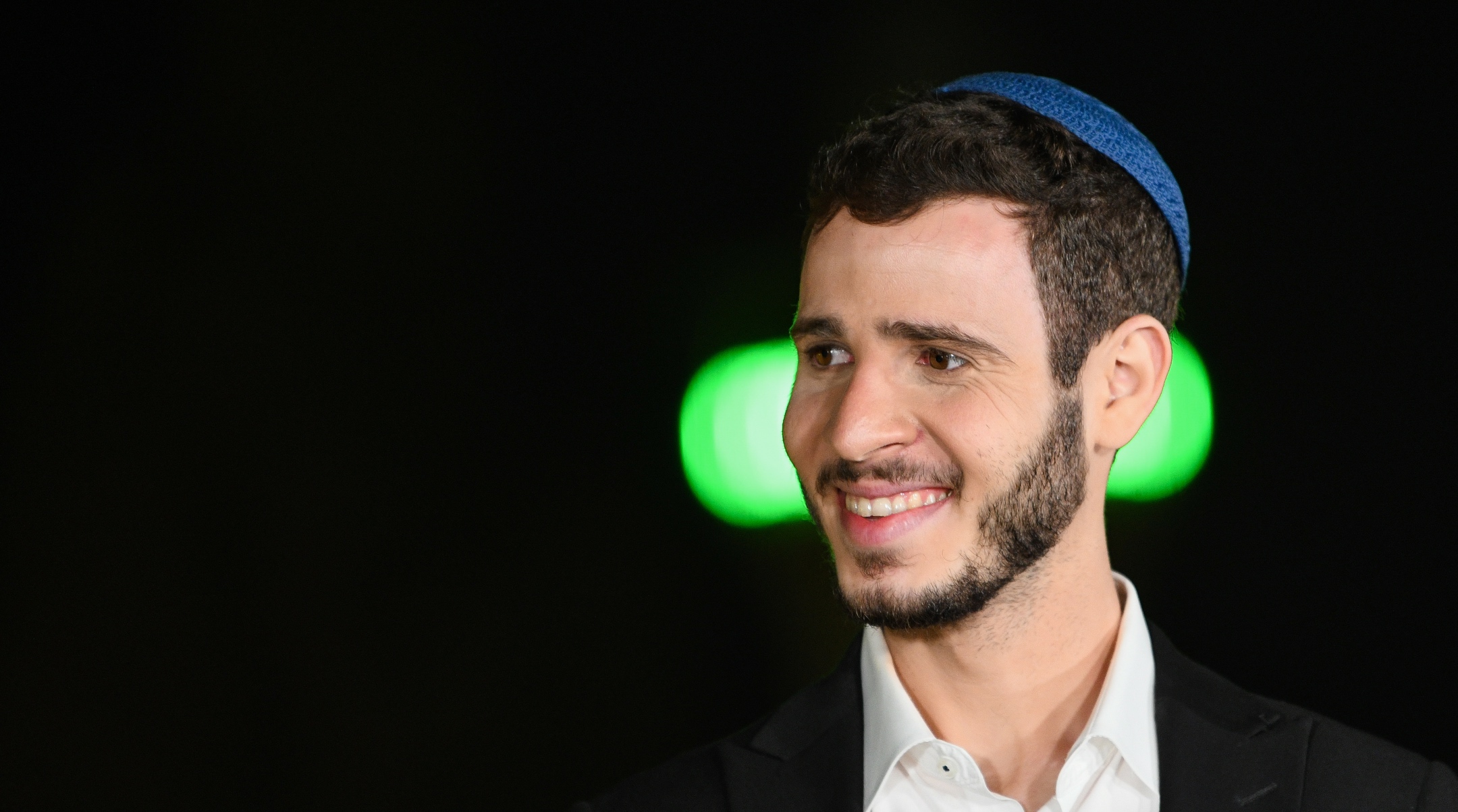 Channel 12 News reporter Yair Cherki reports live from the Western Wall in the Old City of Jerusalem, as tens of thousands of people arrive for a final forgiveness prayer, early on Oct. 4, 2022. (Arie Leib Abrams/Flash90)