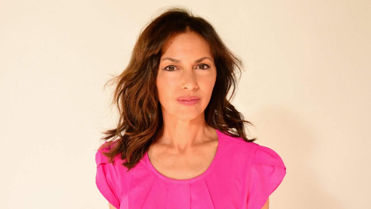 Susanna Hoffs has a busy spring ahead with a debut novel and an album of cover versions.