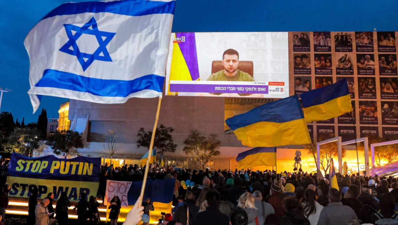 A crowd gathers in Tel Aviv on March 20, 2022 to watch the televised  address by Ukraine's President Volodymyr Zelenskyy to the Knesset. 