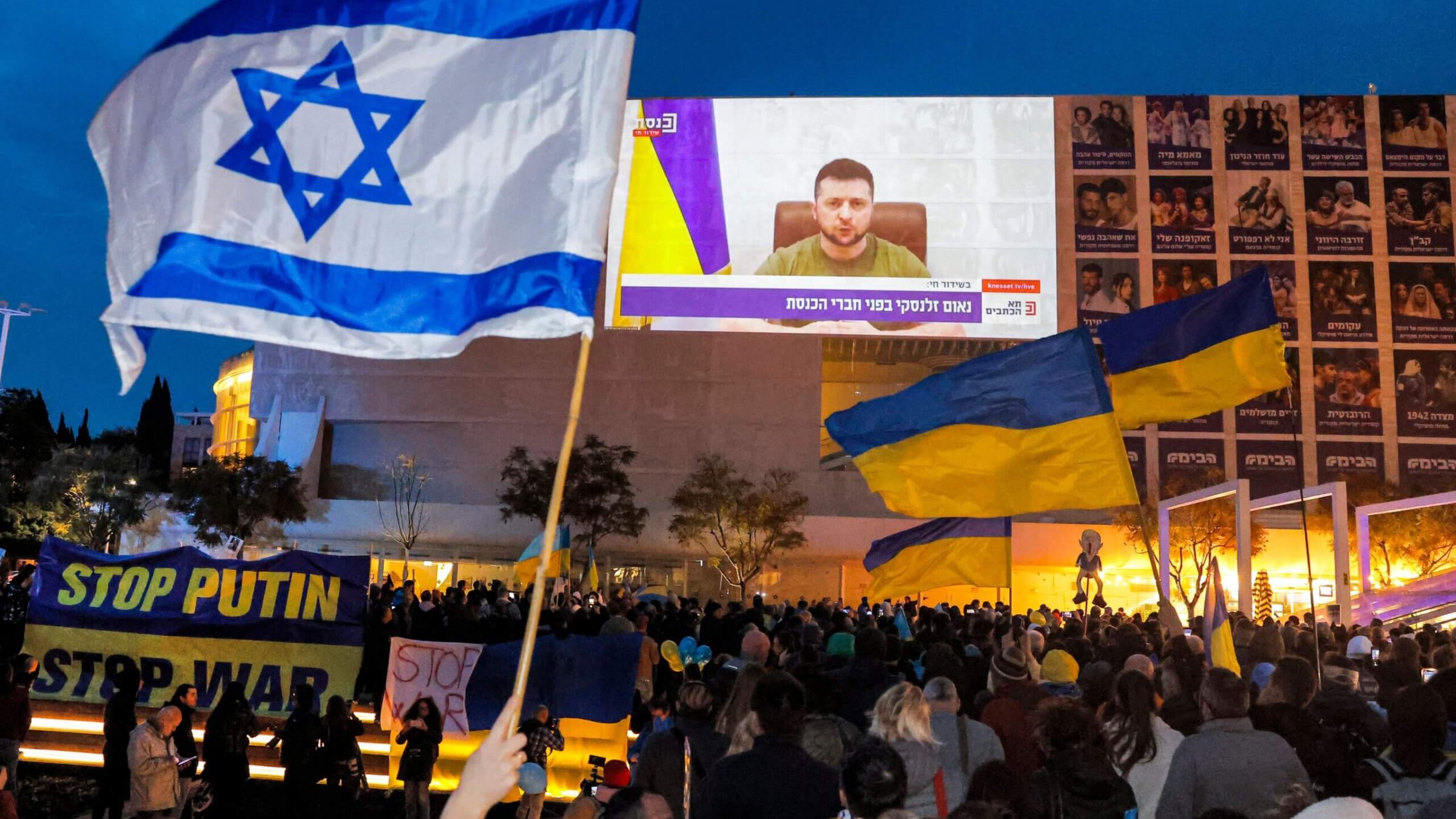 A crowd gathers in Tel Aviv on March 20, 2022 to watch the televised  address by Ukraine's President Volodymyr Zelenskyy to the Knesset. 