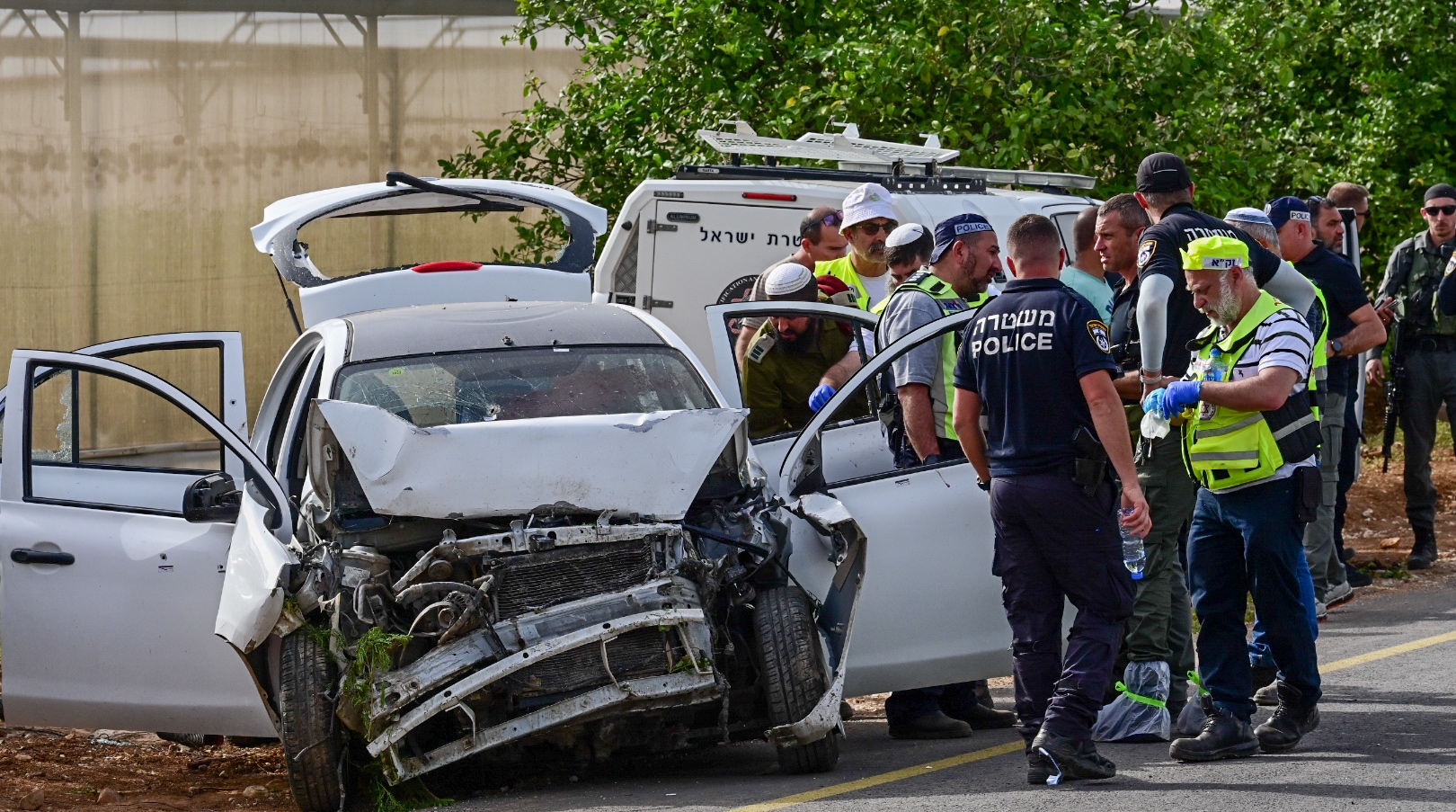 Security forces at the scene of a deadly terror attack in the northern Jordan Valley, near the Hamra Junction, April 7, 2023. (Michael Giladi/Flash90)