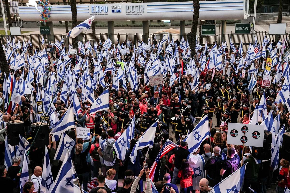 Protesters gather Sunday evening outside the JFNA meeting. (Tomer Appelbaum/Haaretz)