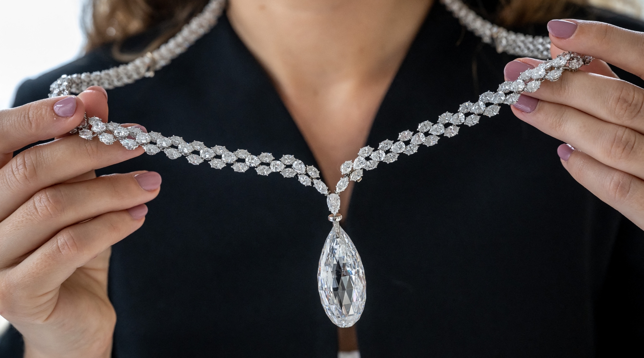 The “Briolette of India” diamond necklace from the Heidi Horten collection sold for more than $7 million. (Fabrice Coffrini/Getty)