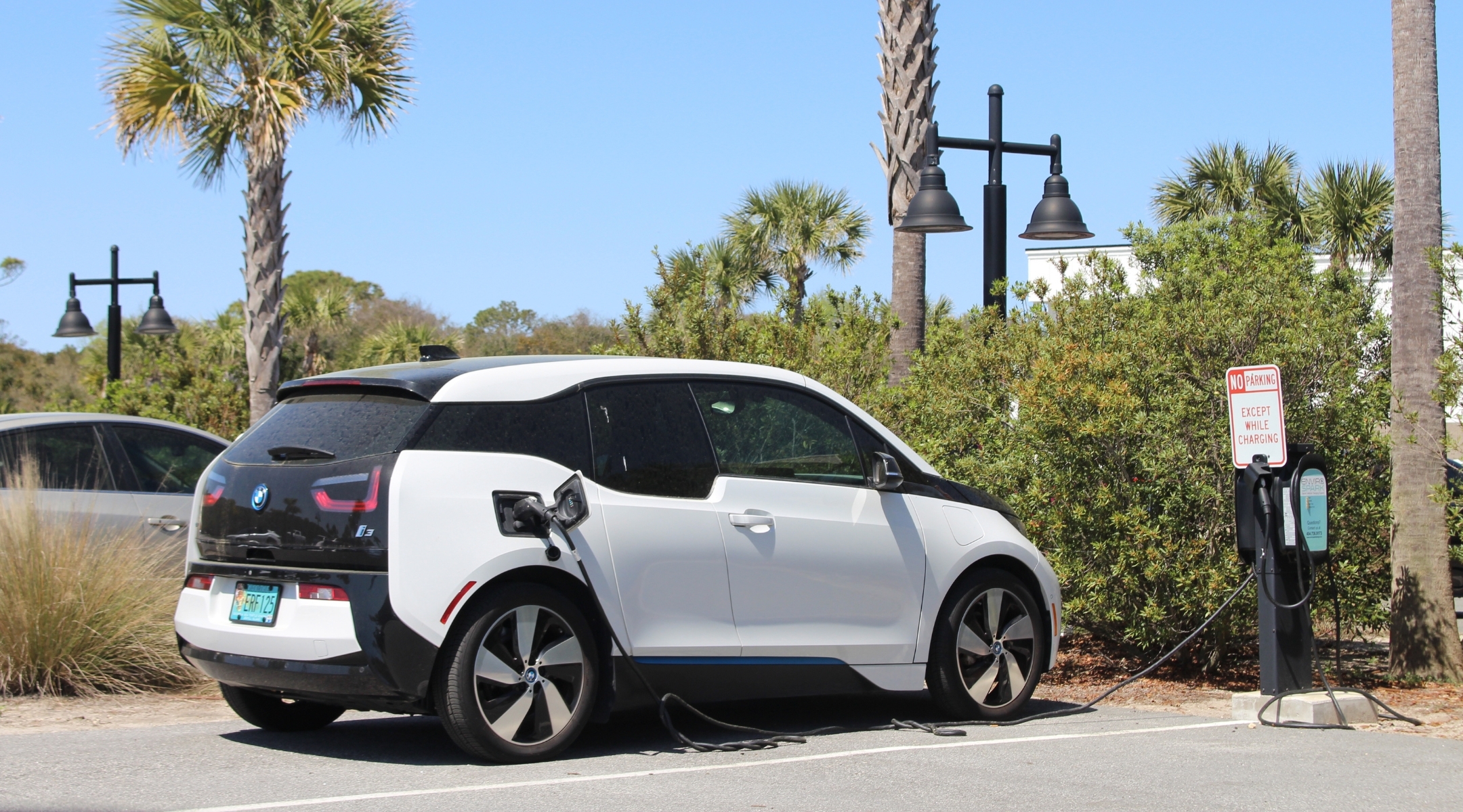 An electric car charges in a station. (Wikimedia Commons)