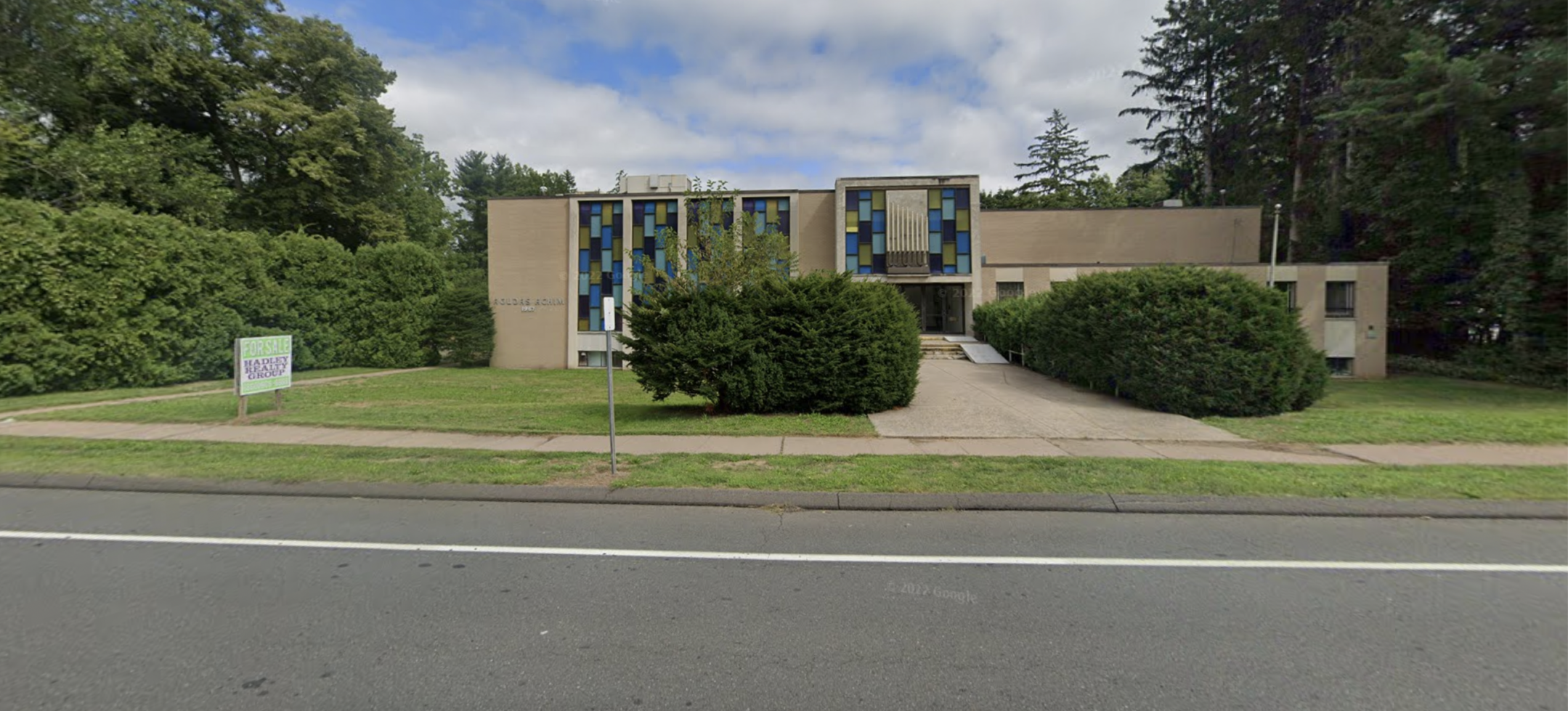 Agudas Achim’s distinctive facade would be preserved under a redevelopment scheme for the former West Hartford, Connecticut, synagogue building. (Google Maps)