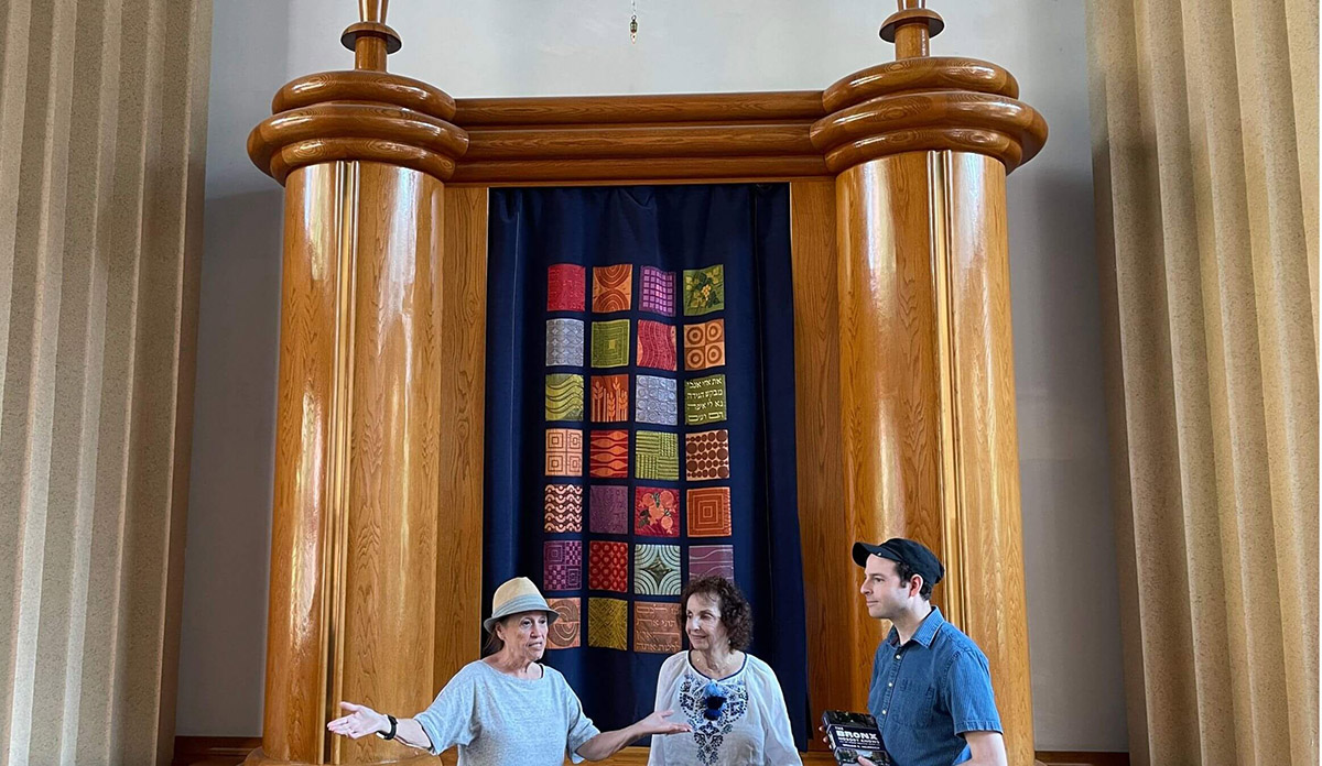 William Helmreich’s widow, Helaine, center, and son Joe, with Toby Weiss, left, at the Hebrew Institute of Riverdale. (Beth Harpaz)