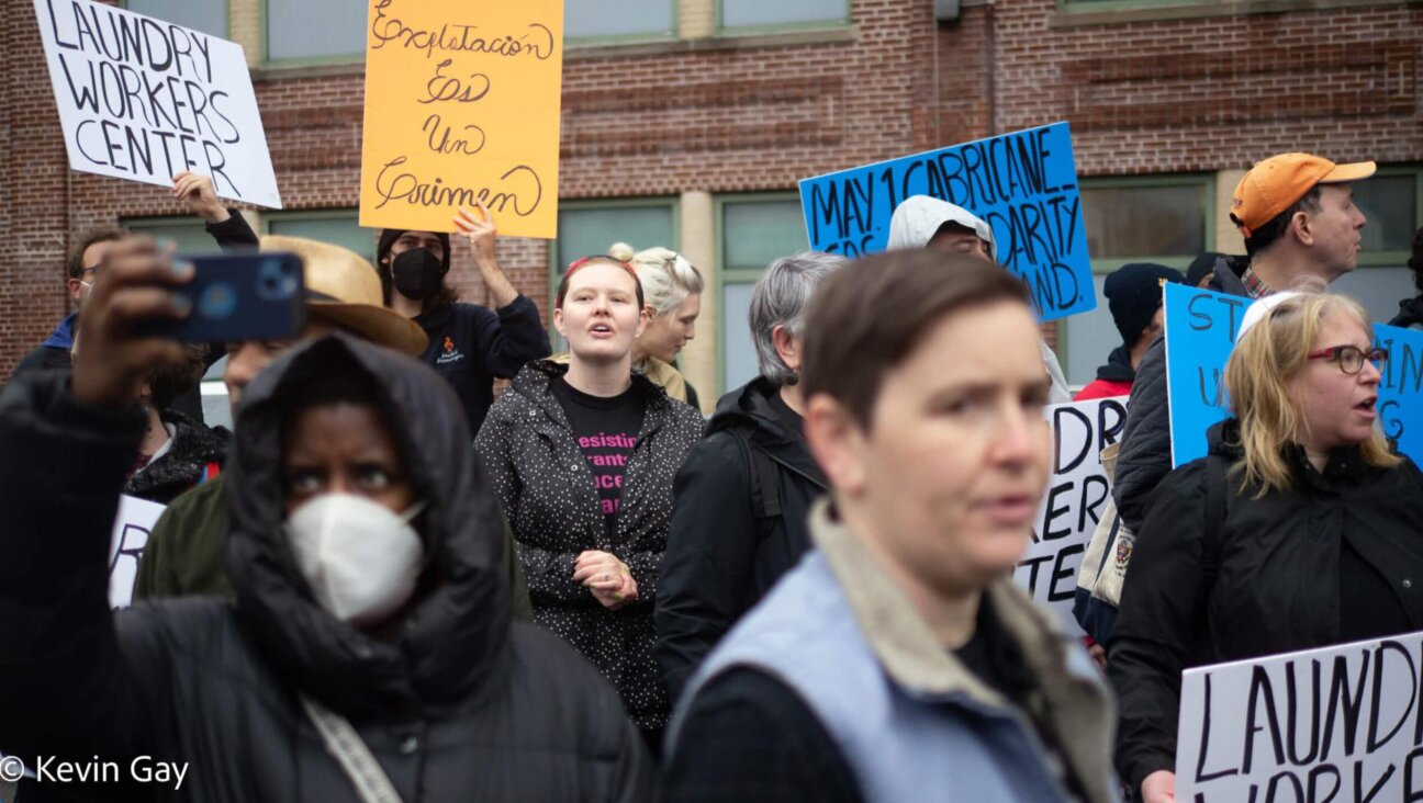 Members of T’ruah and the Laundry Workers Center picket with the Cabricanecos, March 2023. (Kevin Gay)