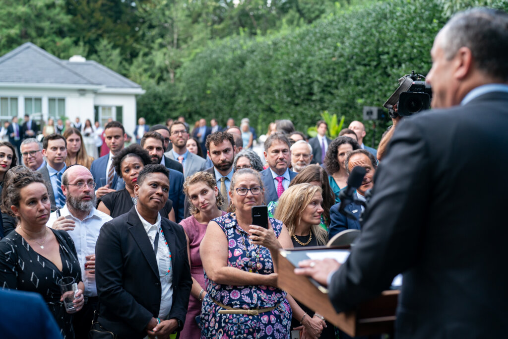 Kamala Harris Doug Emhoff Rosh Hashanah crowd