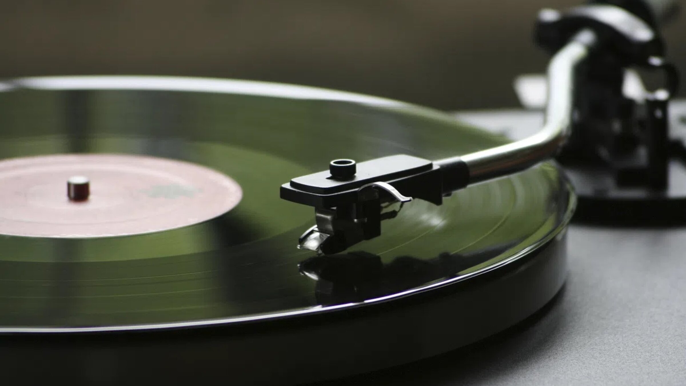 Closeup of the Gramophone. Free public domain CC0 image.

More:

 View public domain image source <a href="https://free-images.com/display/turntable_vinyl_sound_retro.html" target="_blank" rel="noopener noreferrer nofollow">here</a>