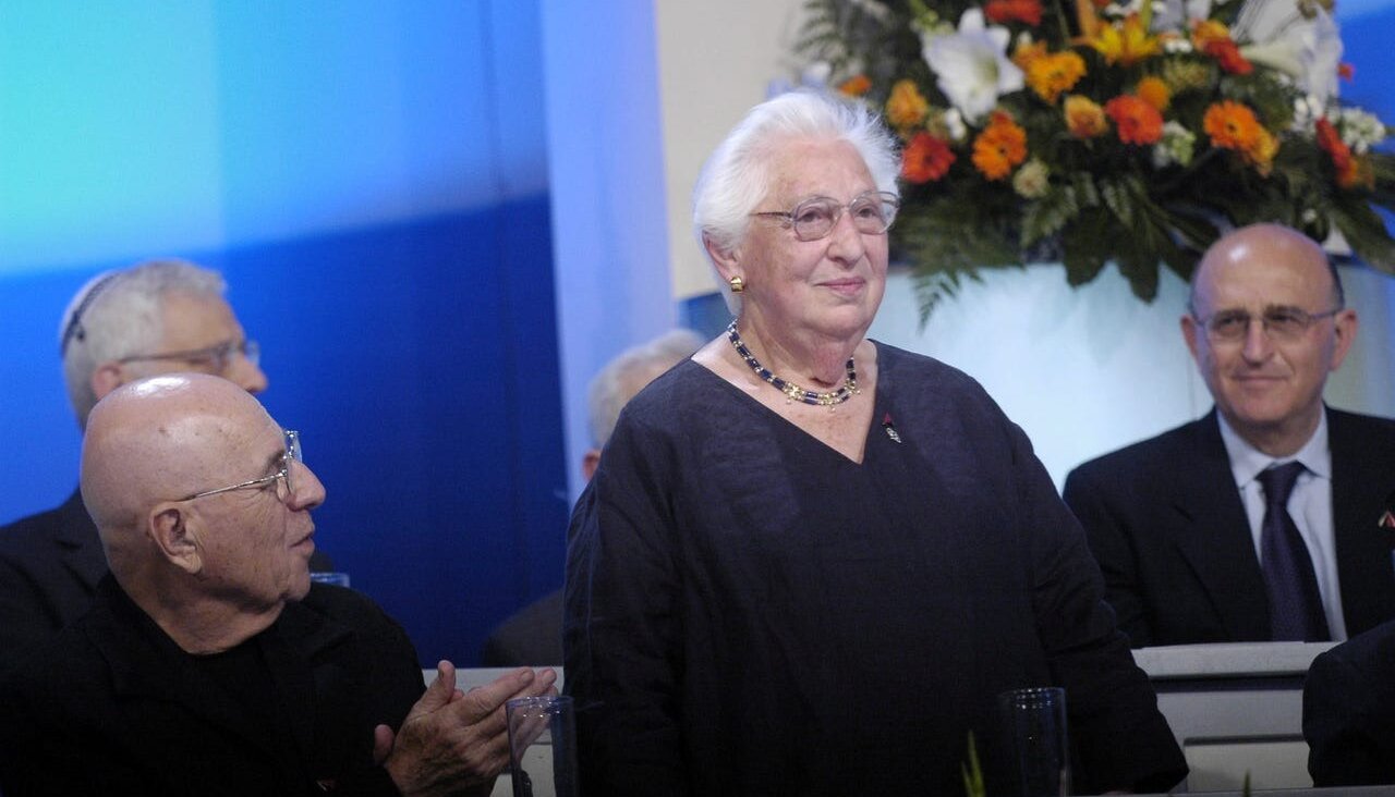 Alice Shalvi receiving the Israel Prize in 2007.