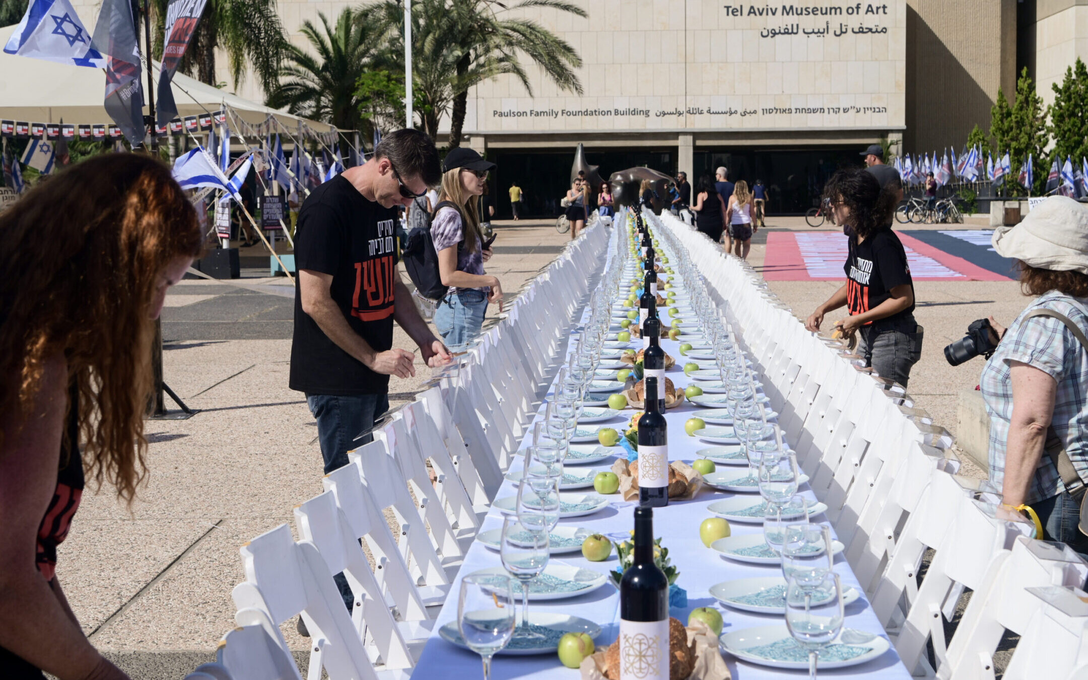 Familiies of Israelis held hostage by Hamas militants in Gaza set a symbolic shabbat table with more than 200 empty seats for the histages, at “Hostage Square”, outside the Art Museum of Tel Aviv, October 20, 2023. Photo by Avshalom Sassoni/Flash90 *** Local Caption *** מלחמה חטופים משפחות תל אביב כיכר החטופים ברחבת מוזיאון ת”א שולחן השבת. לחטופים