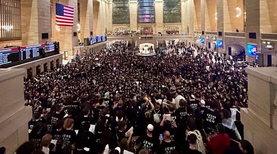 Protesters crowd Grand Central Station, Oct. 27, 2018. (JVP/X)