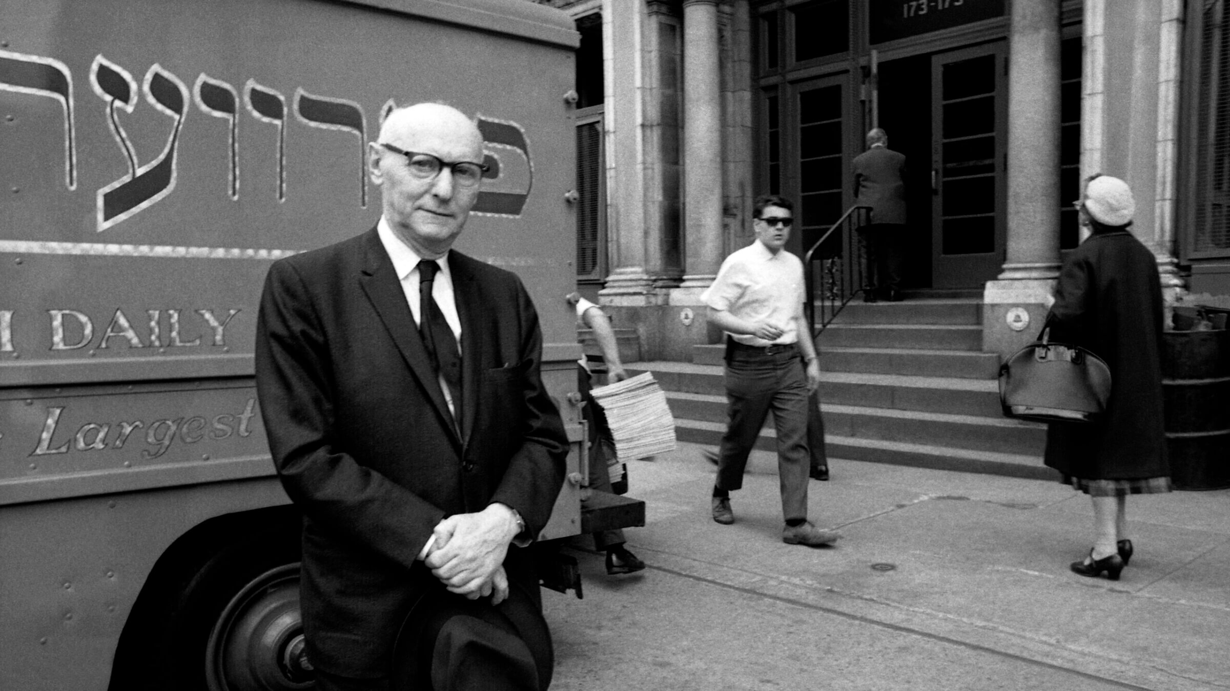 Isaac Bashevis Singer in front of the <i>Forverts</i> building in 1968.