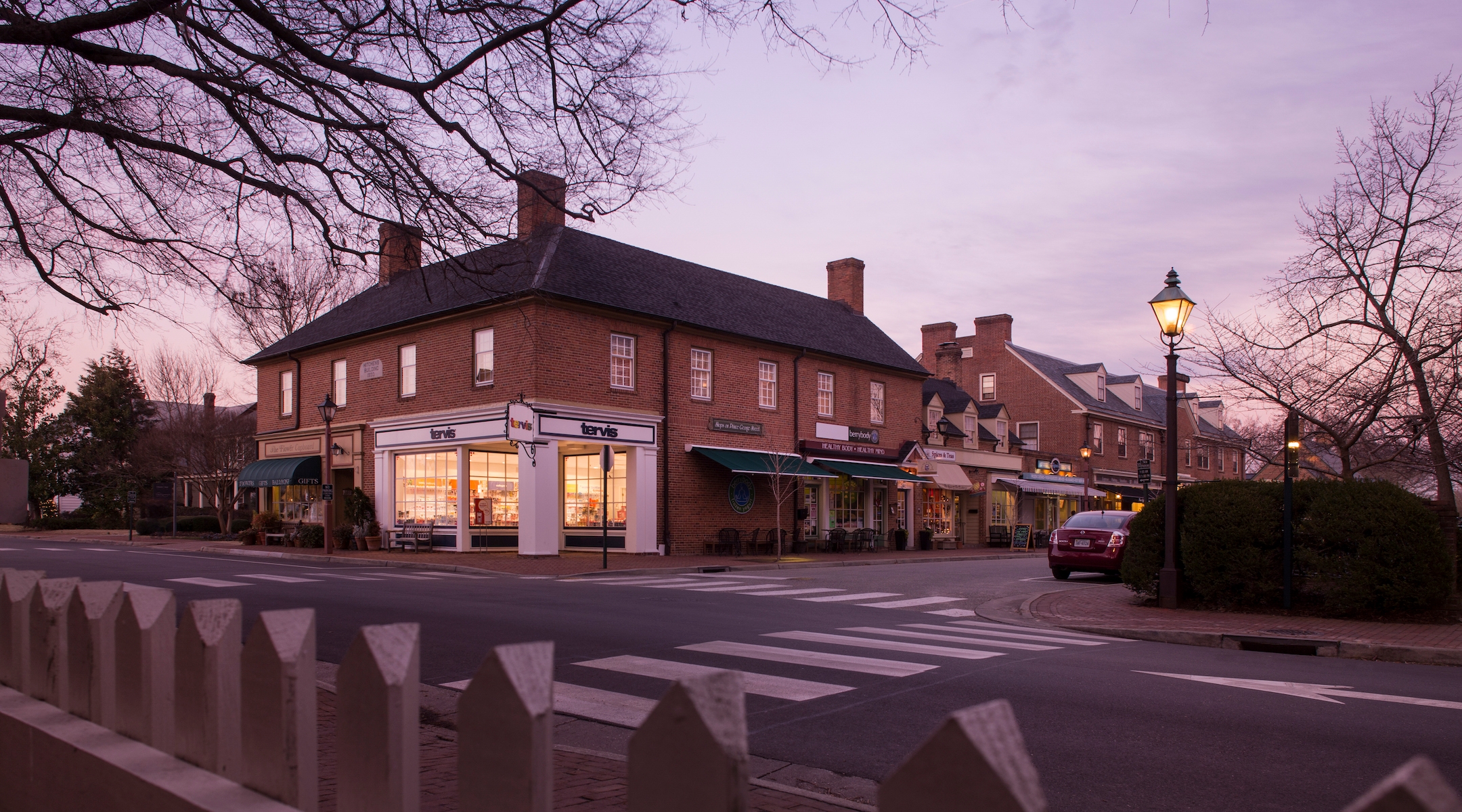 Twilight exterior of downtown Williamsburg Inn, Fife & Drum Inn, Williamsburg, VA. (Photo by: Education Images/Universal Images Group via Getty Images)