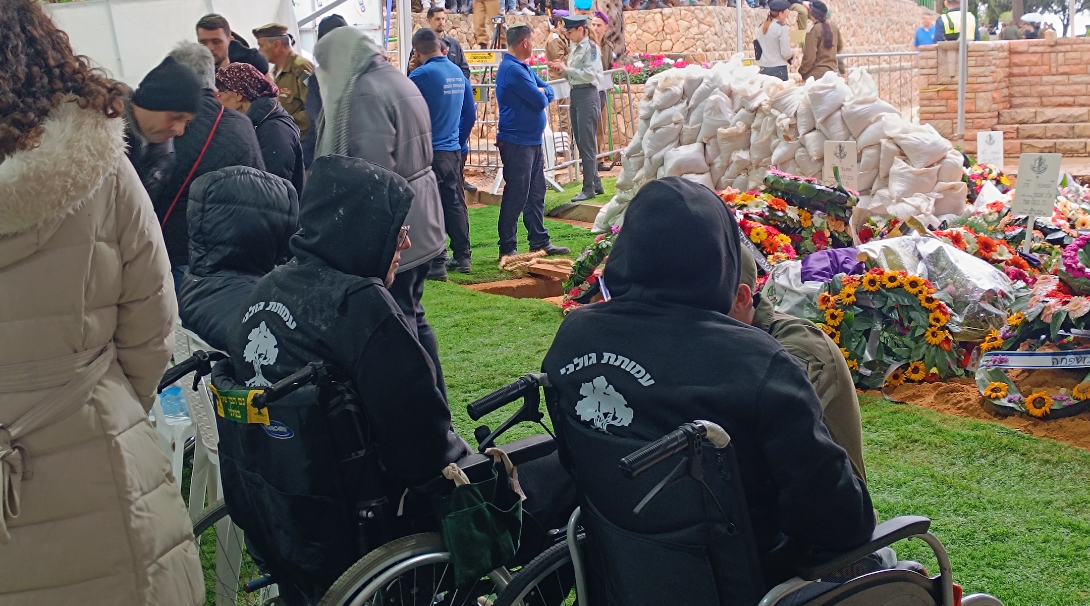 Wounded Israeli soldiers were among the thousands who attended the funeral of Tomer Grinberg, an Israeli officer killed the previous day, at the Mt. Herzl cemetery in Jerusalem, Dec. 13, 2023. (Eliyahu Freedman)