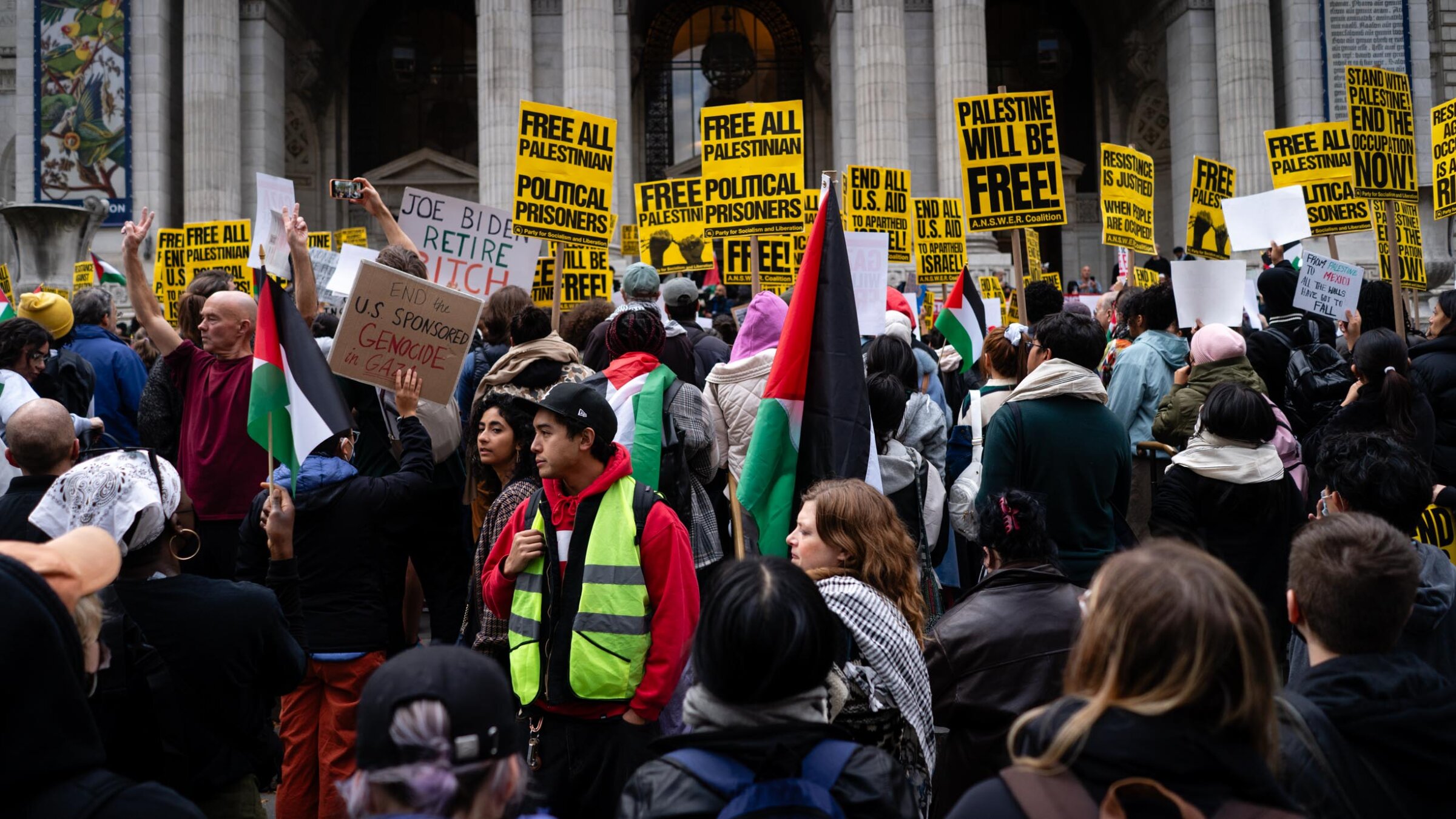 Pro-Palestinian demonstrators at a rally near Bryant Park, November 9, 2023. (Luke Tress)