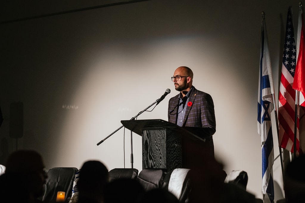 Joe Roberts wears a Remembrance Day poppy pin as he speaks at a Jewish communal event in Canada. (Courtesy Danielle Perelman Photography)