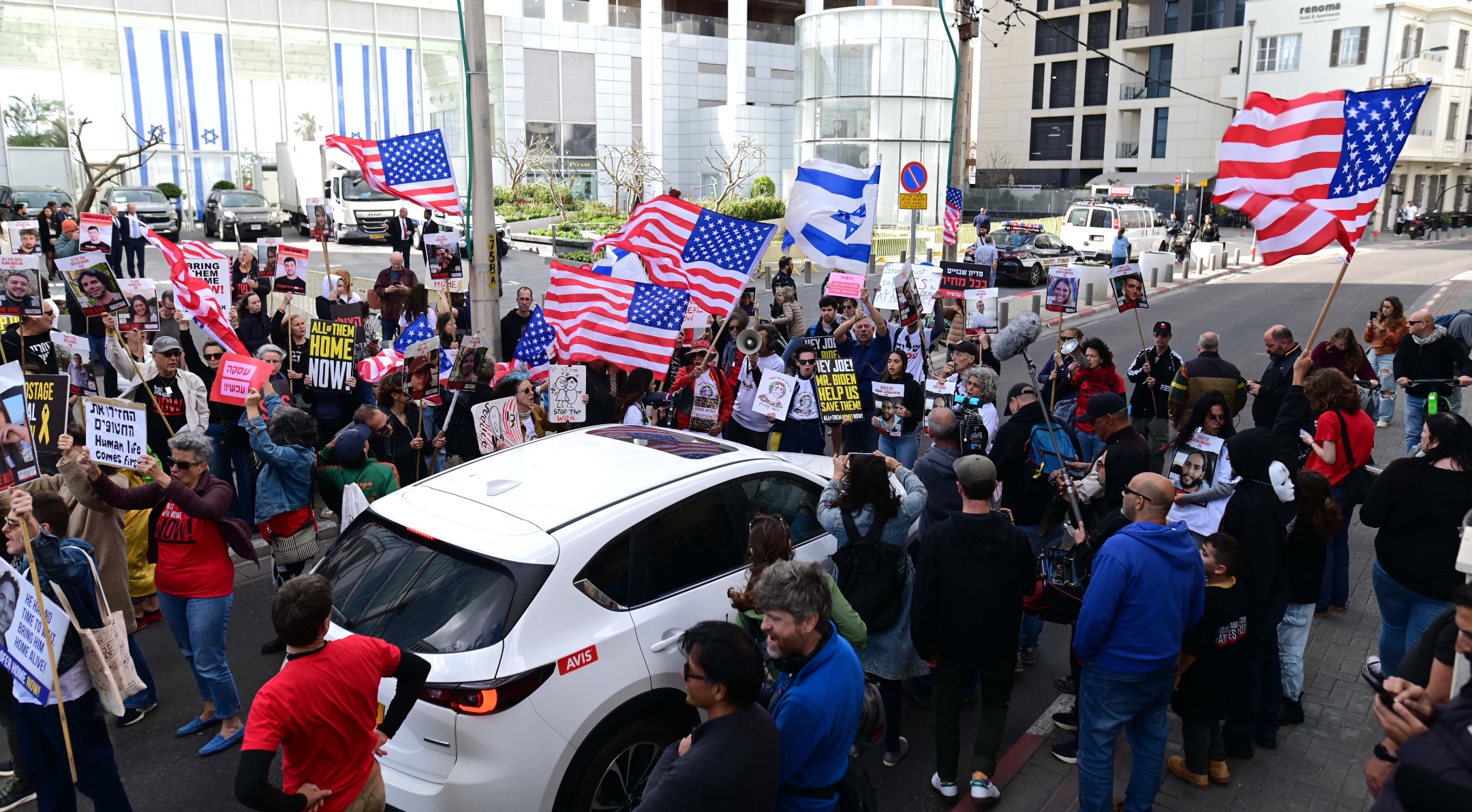 Israelis protest calling for the release of Israelis held kidnapped by Hamas terrorists in Gaza, outside a meeting of Israeli Prime Minister Benjamin Netanyahu and United States Secretary of State Antony Blinken in Tel Aviv, March 22, 2024. (Tomer Neuberg/Flash90)