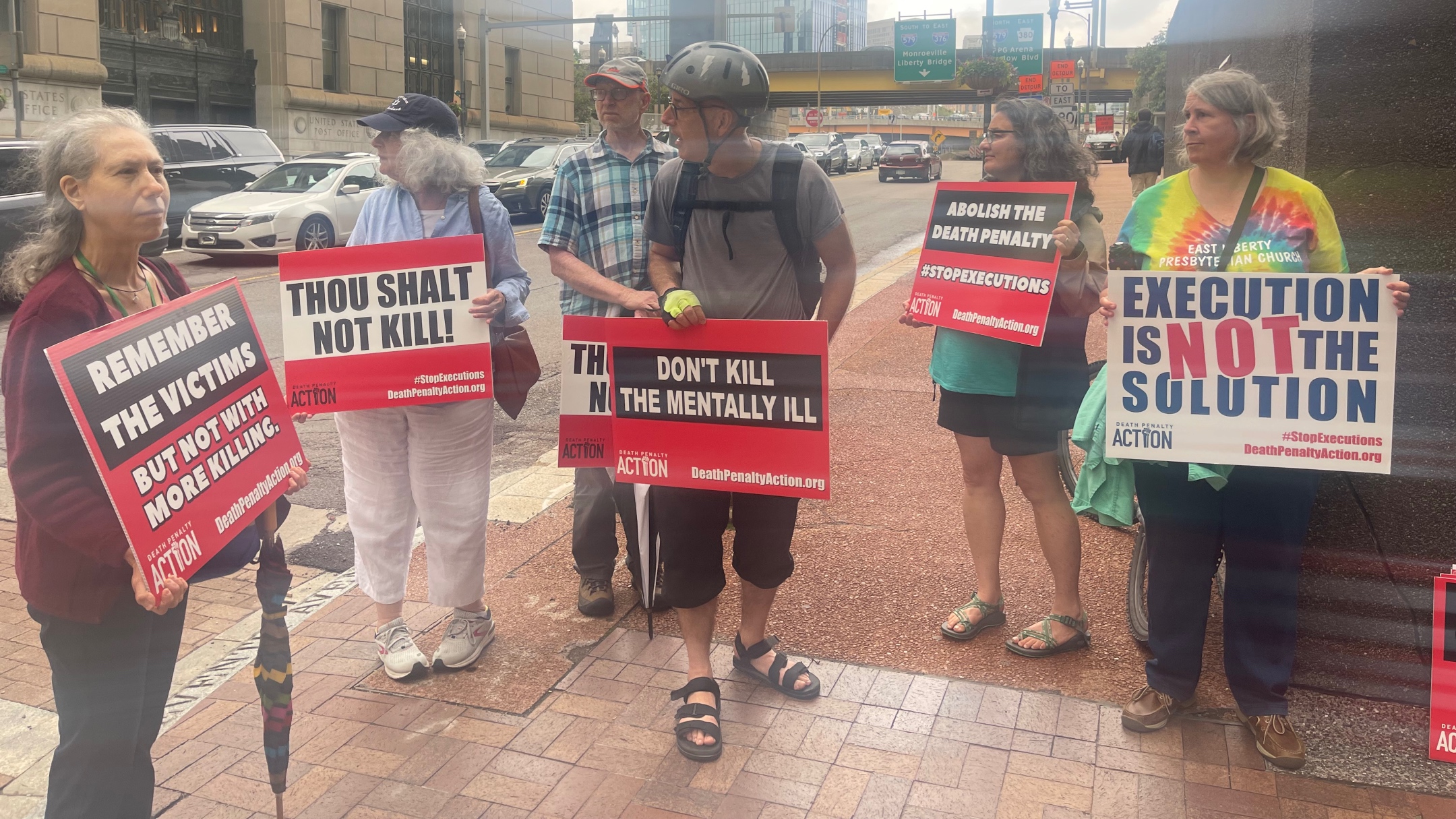 A group calling itself Jews Against the Death Penalty protests outside the courthouse where the gunman who killed 11 worshippers is being tried, in Pittsburgh, June 27, 202. (Ron Kampeas)