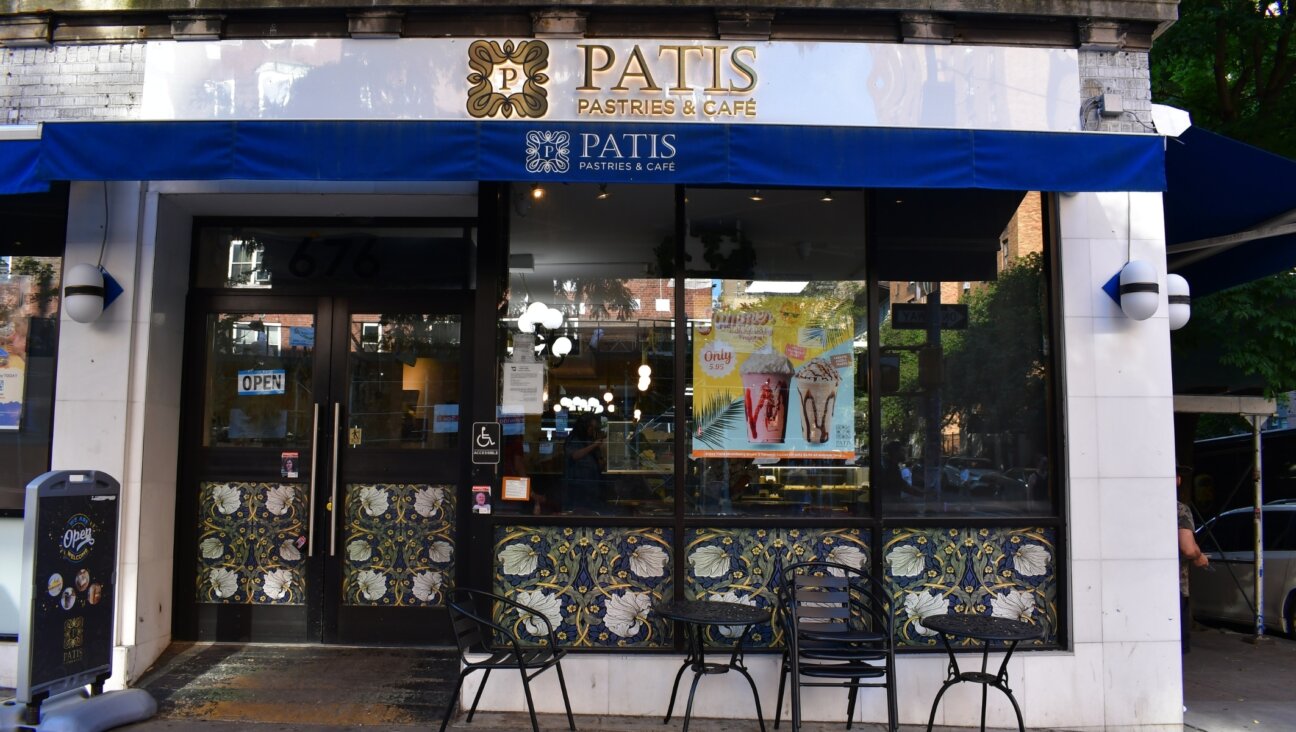 Exterior view of Patis Bakery on 93rd and Amsterdam, on a stretch of Manhattan’s Upper West Side peppered with kosher restaurants and businesses. (Jackie Hajdenberg)