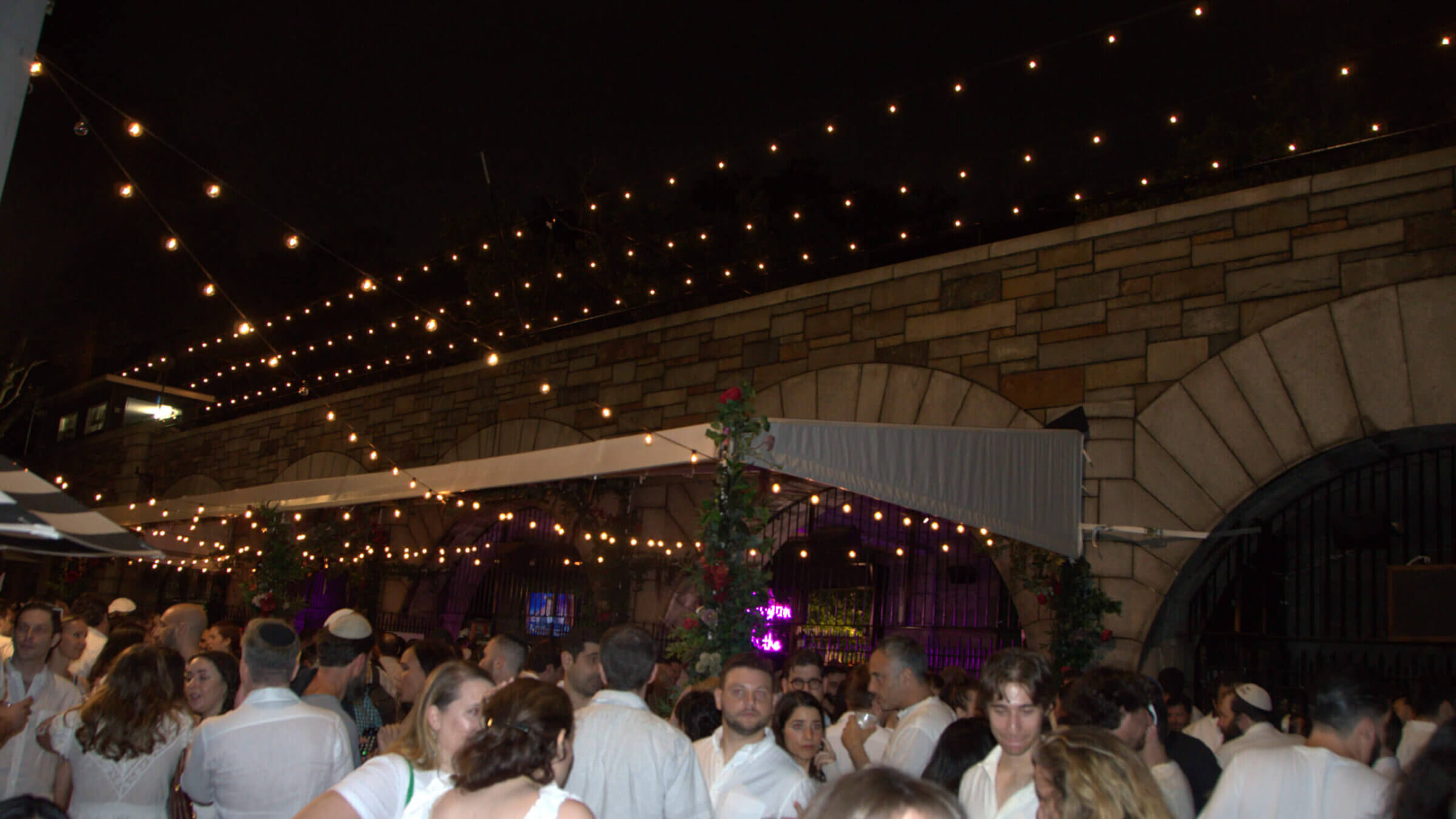 Nearly a thousand  Jewish singles attended this year's Tu B'Av White Party in Riverside Park