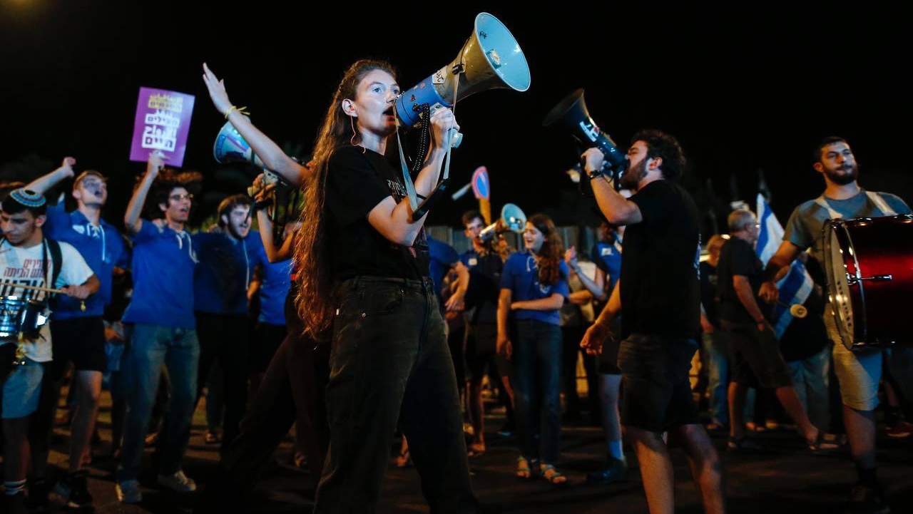 Israelis protest demanding a ceasefire and a deal to release hostages outside the home of Prime Minister Benjamin Netanyahu, Jerusalem, Aug. 31, 2024. (Saeed Qaq/Anadolu via Getty Images)