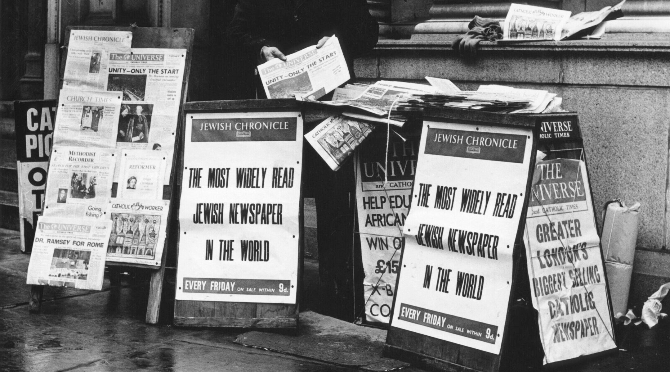 The London Jewish Chronicle on sale outside Westminster Cathedral, Jan. 23, 1966. (Jewish Chronicle/Heritage Images/Getty Images)