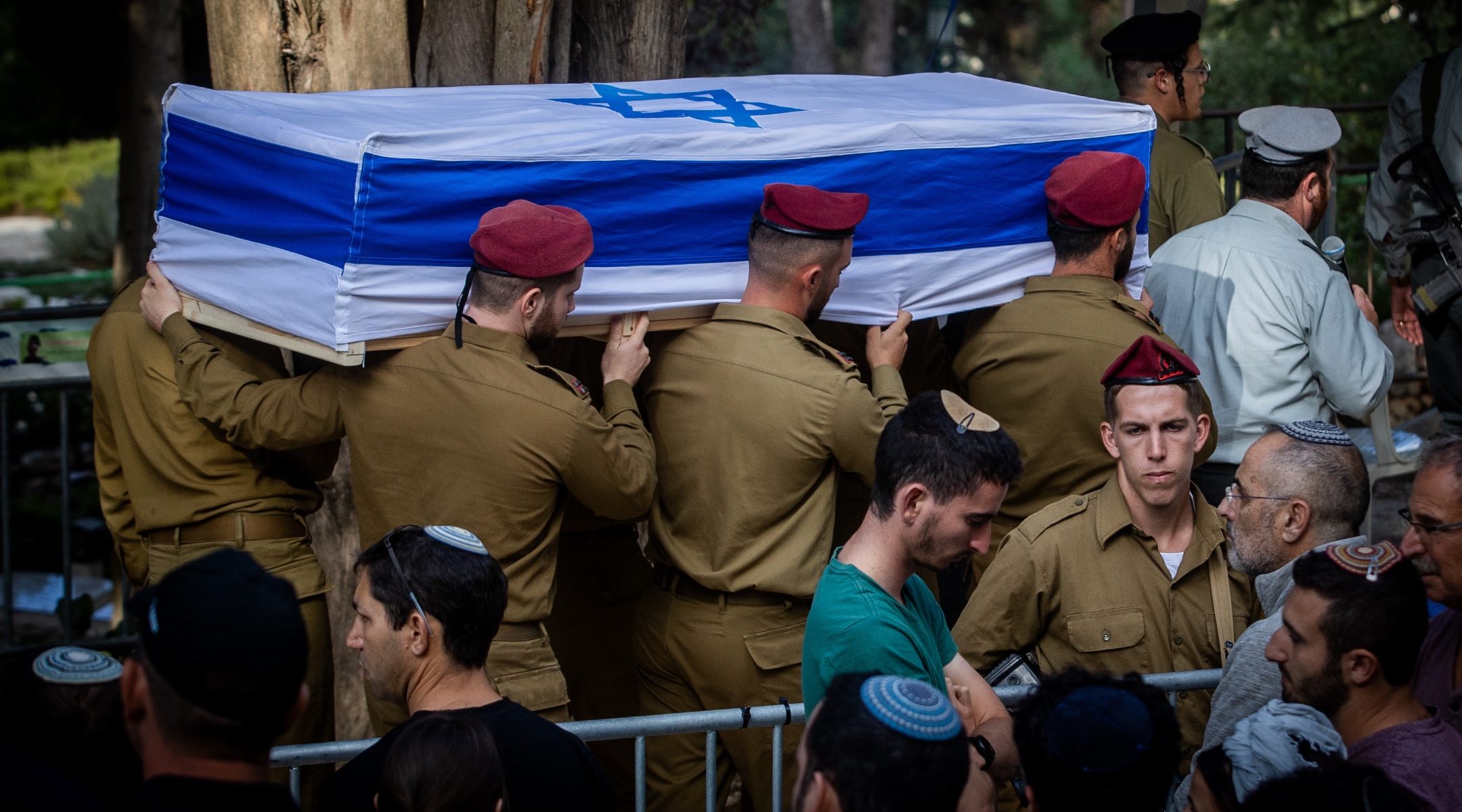 Family and friends of Israeli soldier Captain Eitan Itzhak Oster, killed during an Israeli ground operation in Southern Lebanon, attend his funeral at the Mount Herzl Military Cemetery. Jerusalem, Oct. 2, 2024. (Oren Ben Hakoon/Flash90)