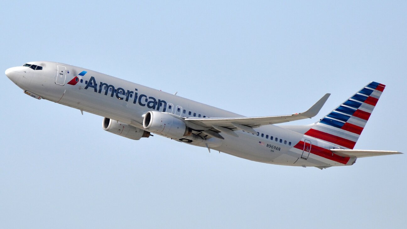 An American Airlines passenger airplane takes off from LAX airport in Los Angeles, April 16, 2015. (Wikimedia Commons/Eric Salard)