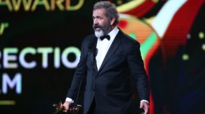 Mel Gibson wins the AACTA Award for Best Direction for Hacksaw Ridge in Sydney, Australia, Dec. 7, 2016. (Mark Metcalfe/Getty Images for AFI)