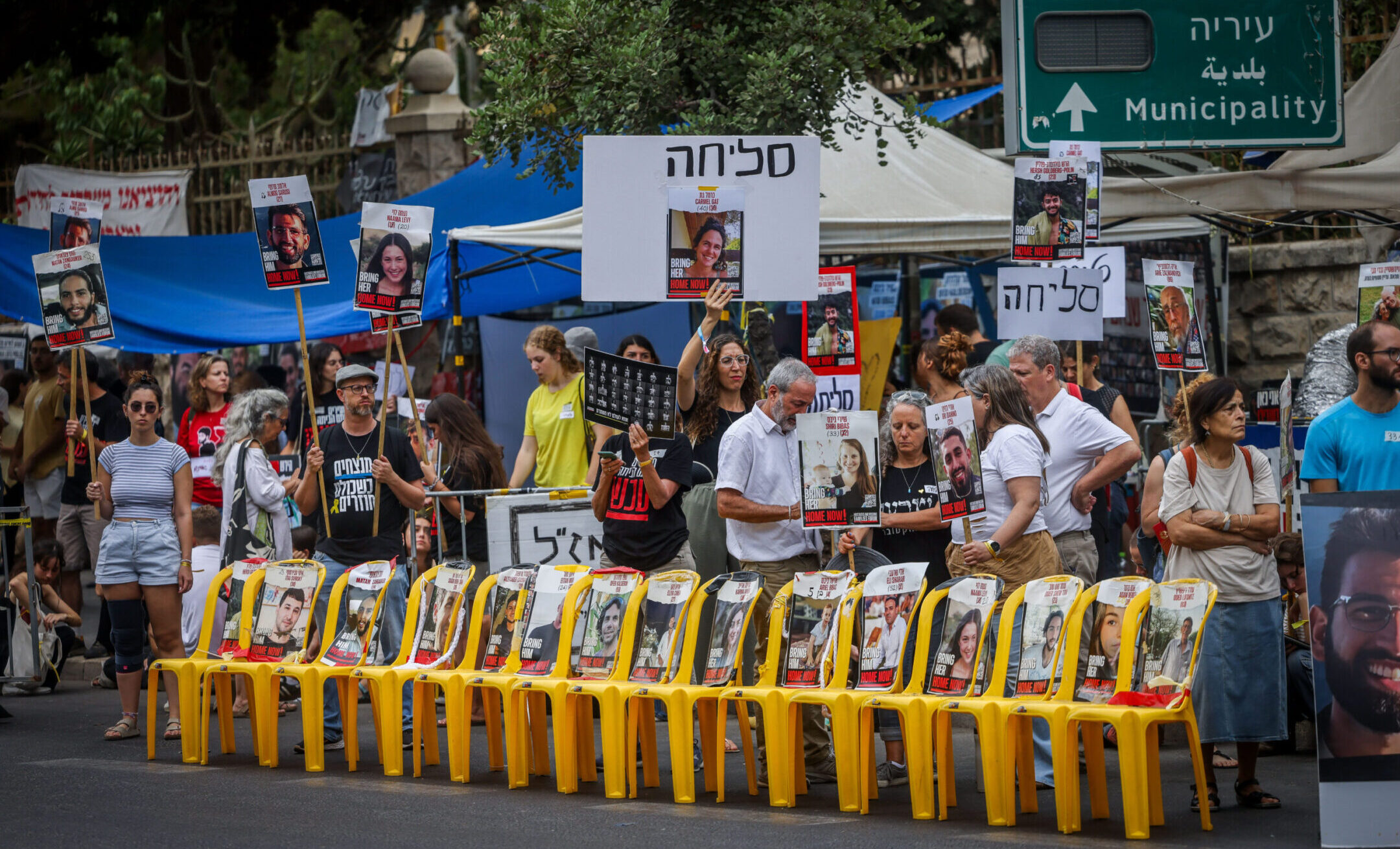 Israelis protest for the release of Israeli hostages held in the Gaza Strip, outside the prime minister’s official residence in Jerusalem, Sept. 1, 2024. (Chaim Goldberg/Flash90)