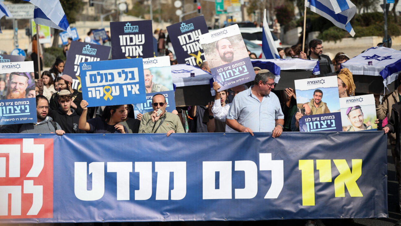 Israelis march as part of a protest against the ceasefire between Israel and Hamas, outside Prime Minister Benjamin Netanyahu’s office in Jerusalem, Jan. 16, 2025. (Yonatan Sindel/Flash 90)