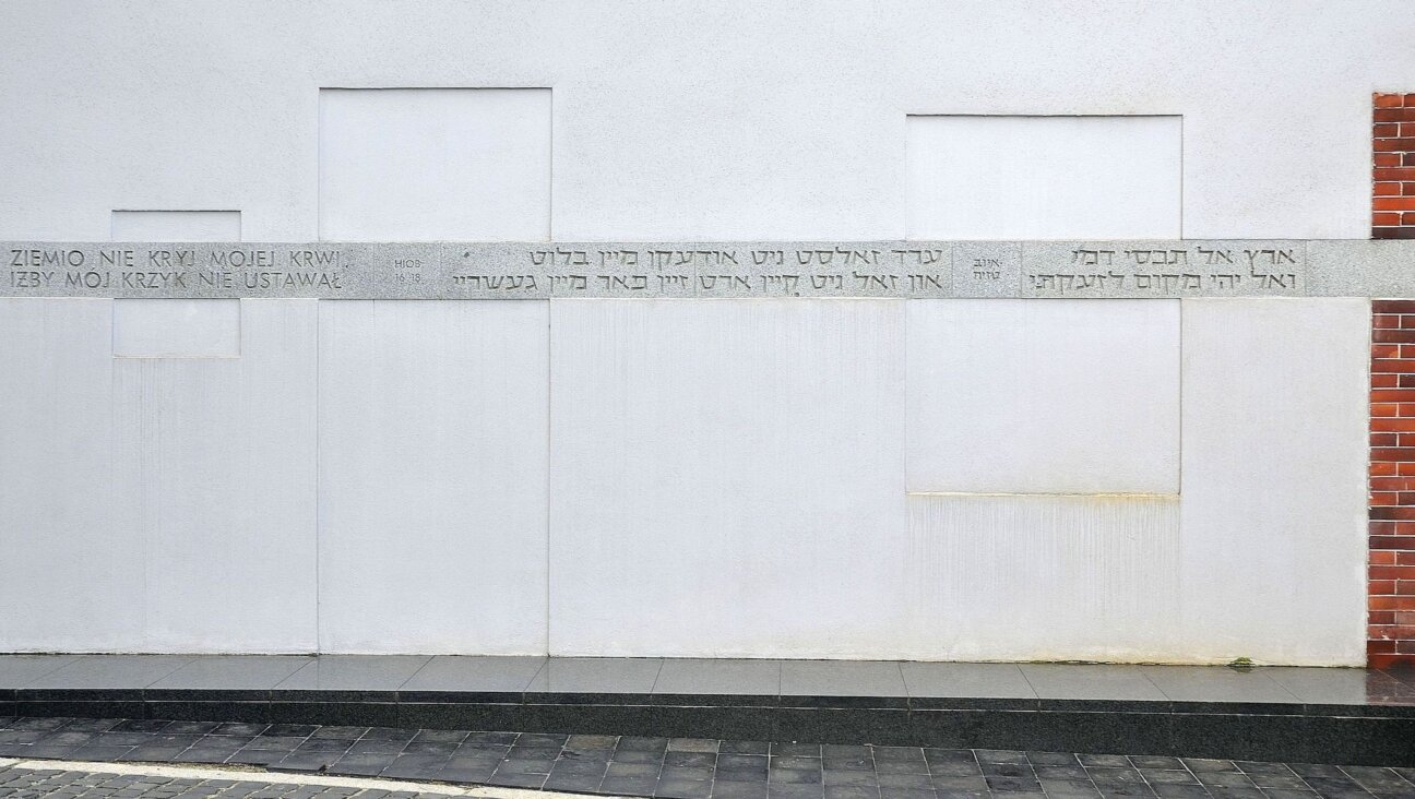 A view of the Umschlagplatz memorial before the vandalism. (r Adrian Grycuk/Wikimedia Commons)