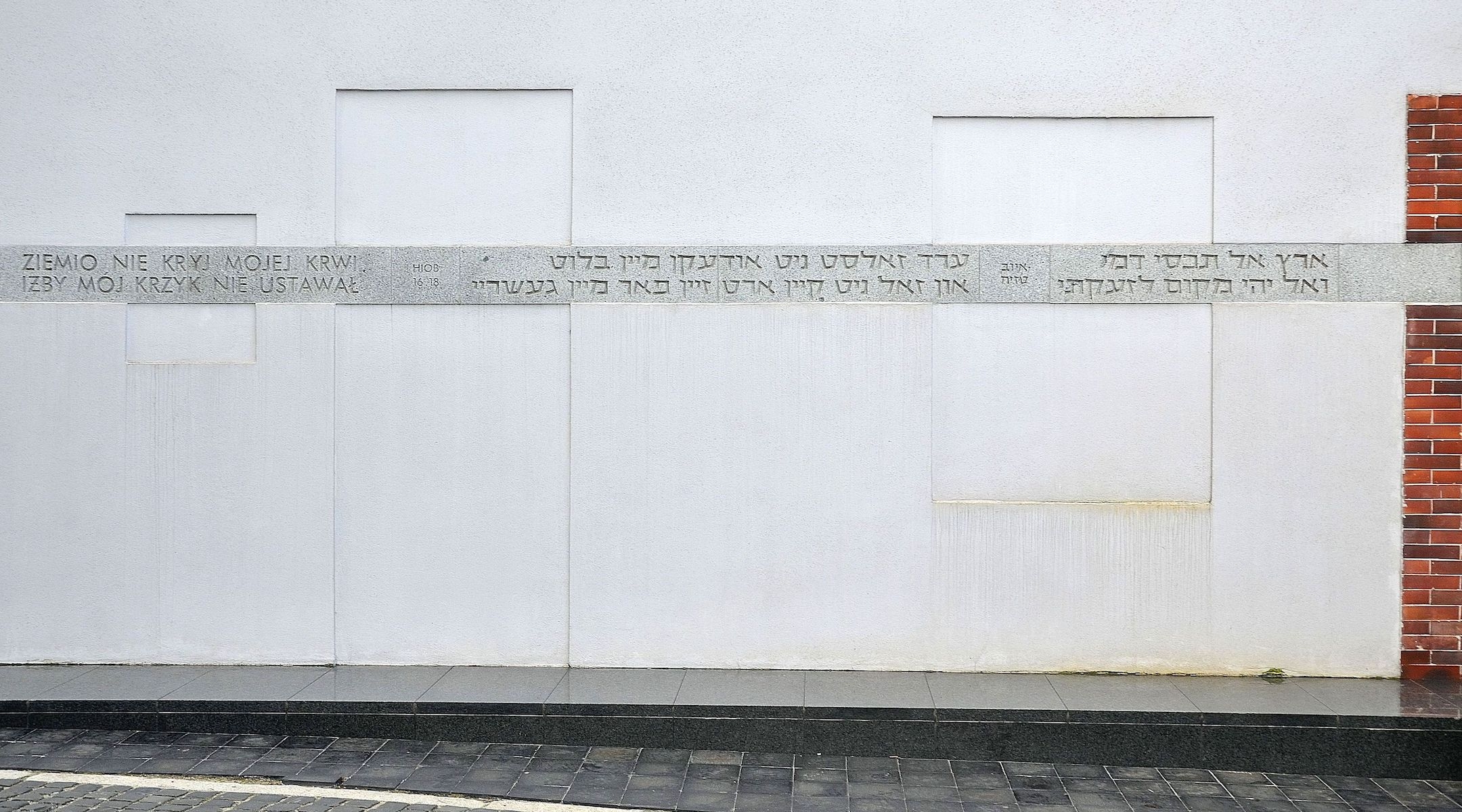 A view of the Umschlagplatz memorial before the vandalism. (r Adrian Grycuk/Wikimedia Commons)