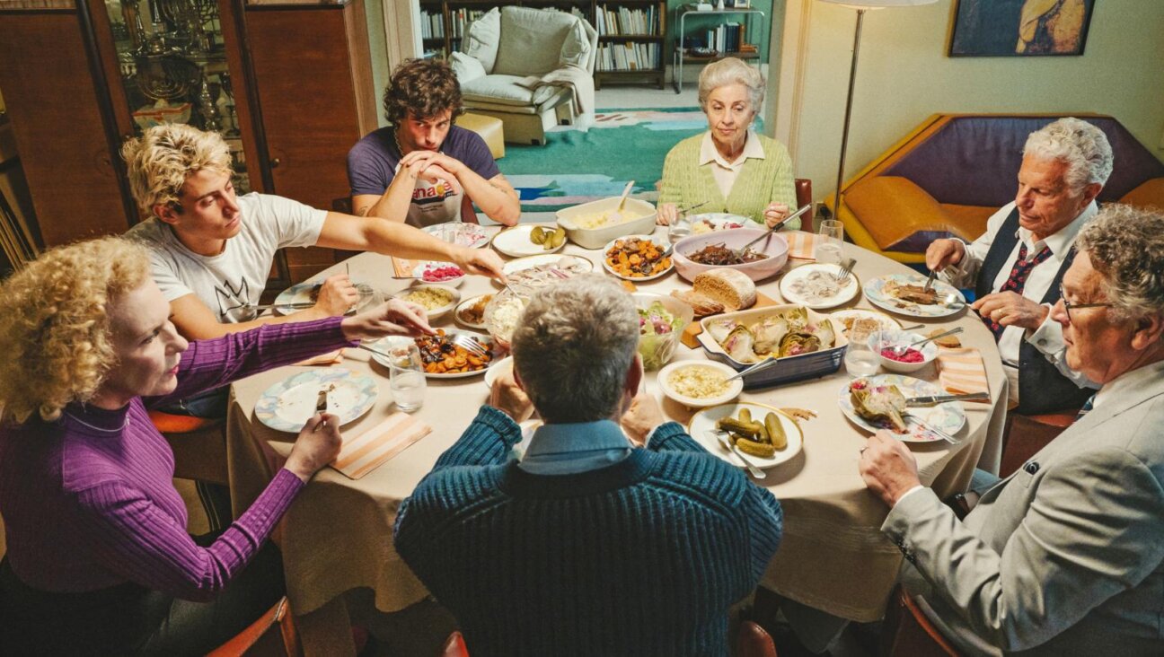 The cast of <i>The Zweiflers</i> have vibrant, multi-lingual family meals.
