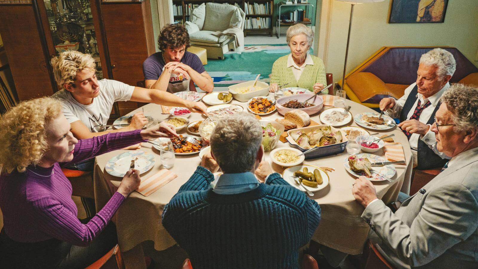 The cast of <i>The Zweiflers</i> have vibrant, multilingual family meals.